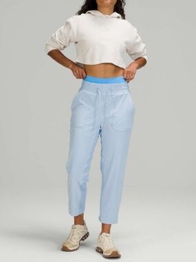 Lululemon Beyond the  Studio Crop Blue Linen Swift Fabric 8